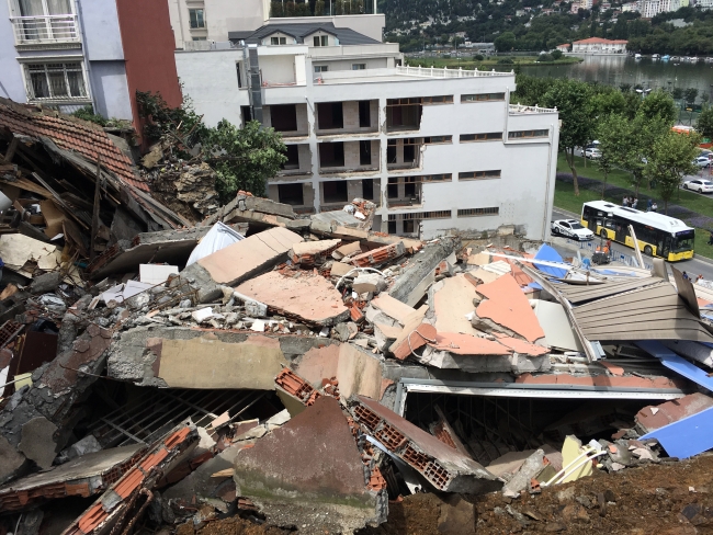 Beyoğlu'nda çöken binanın çevresindeki 6 bina mühürlendi