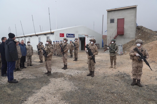 İçişleri Bakanı Soylu, Yüksekova'da asker ve polislerle bayramlaştı