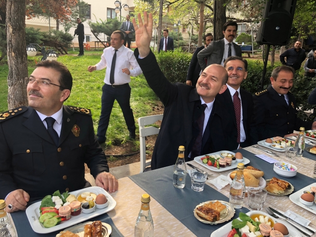 İçişleri Bakanı Soylu Polis Radyosu'na konuk oldu, haber sundu