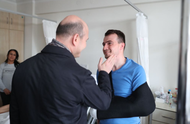 Bakan Soylu'dan operasyonlarda yaralanan askerlere ziyaret