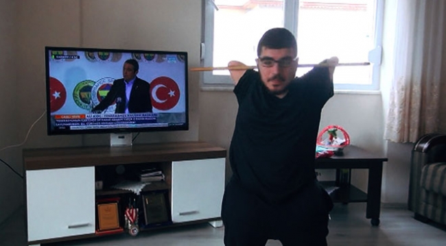 İki kolu olmayan Volkan Oğuz her ihtiyacını kendi karşılıyor