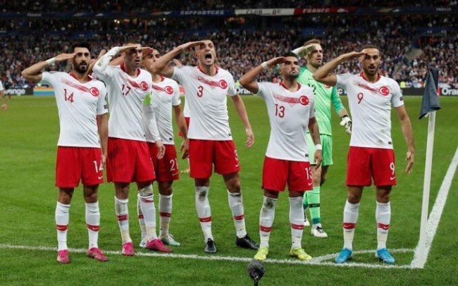 Fransa maçında Türk taraftarlardan Barış Pınarı Harekatı'na destek