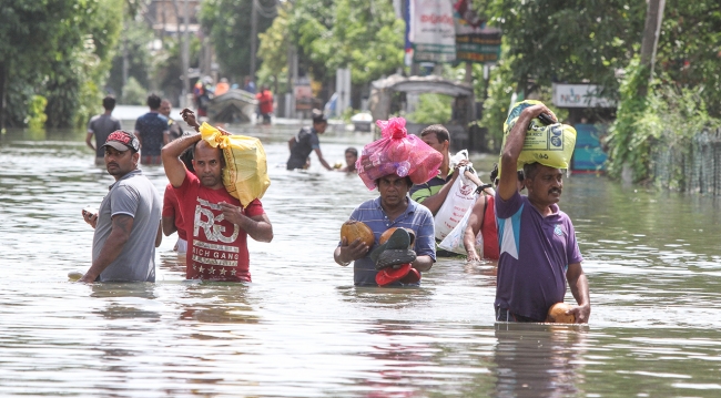 Avustralya ve Sri Lanka sele teslim