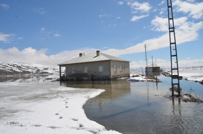 Yüksekova'da dere taştı, evler su altında kaldı