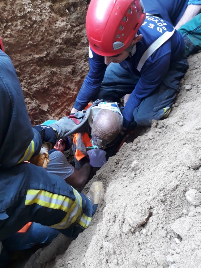 İşçi su borusu döşerken göçük altında kaldı