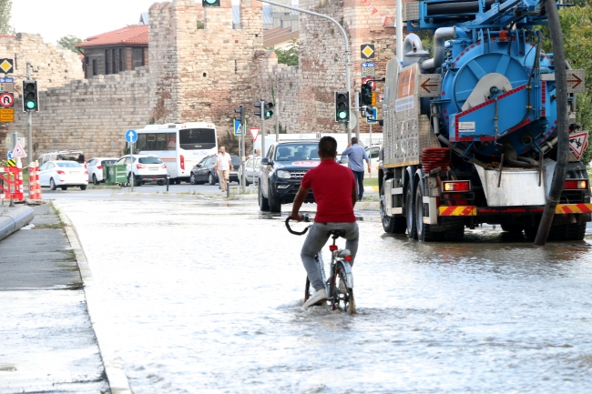 Haliç Köprüsü altında su borusu patladı