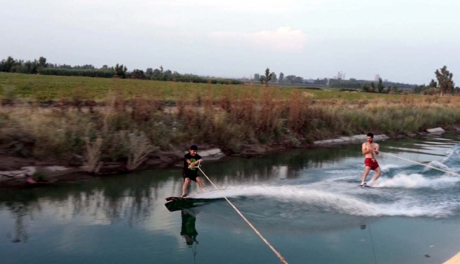 Kendi imkanlarıyla sulama kanalında sörf yaptılar