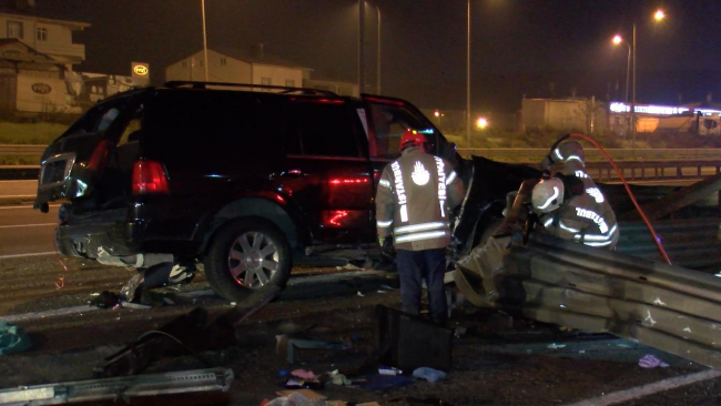 İstanbul'da cip bariyere çarptı: 2 yaralı