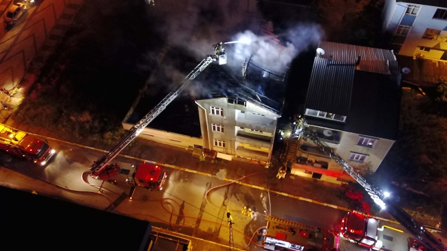 3 katlı apartmanın çatısında yangın