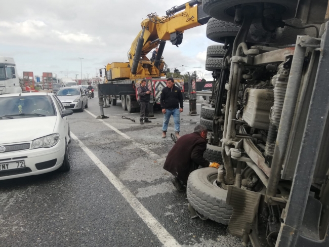 Sultangazi'de beton mikseri devrildi