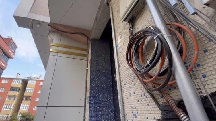 Fazlalık sandığı sokaktaki internet kablolarını testereyle kesti