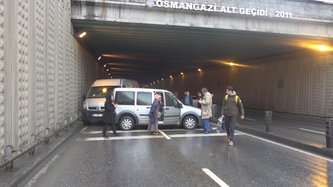 İstanbul'da yola akaryakıt aktı, 15 araç birbirine girdi