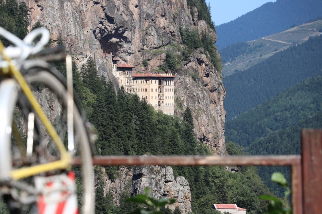 Restorasyonu süren Sümela Manastırı'na turistlerin ilgisi devam ediyor