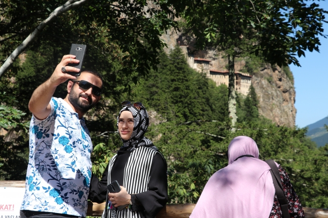 Restorasyonu süren Sümela Manastırı'na turistlerin ilgisi devam ediyor