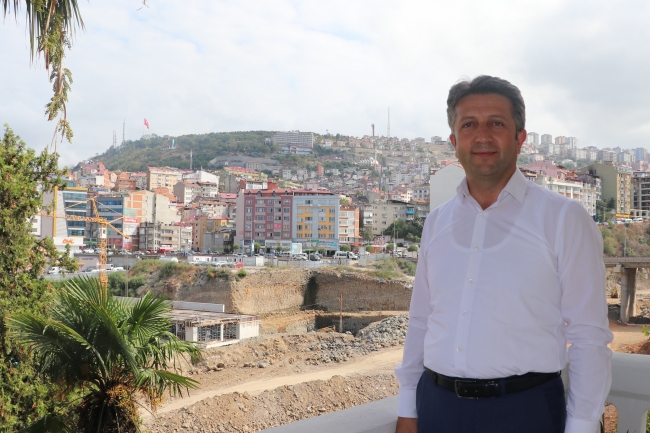 Restorasyonu süren Sümela Manastırı'na turistlerin ilgisi devam ediyor