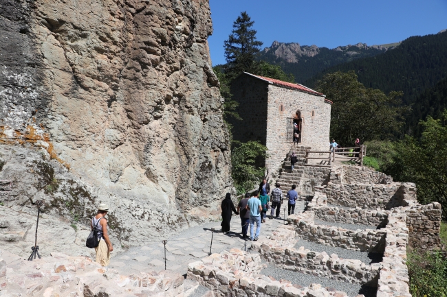 Restorasyonu süren Sümela Manastırı'na turistlerin ilgisi devam ediyor