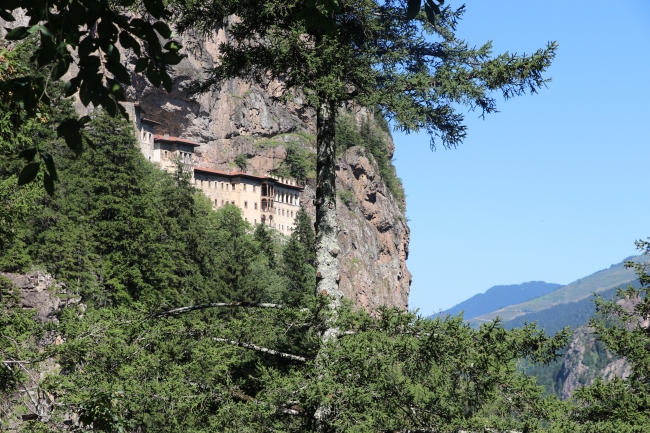 Restorasyonu süren Sümela Manastırı'na turistlerin ilgisi devam ediyor