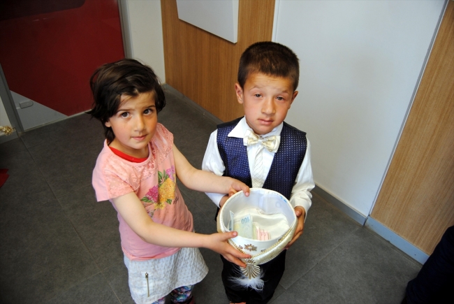 Minik Ömer, sünnet takılarını Mehmetçiğe bağışladı