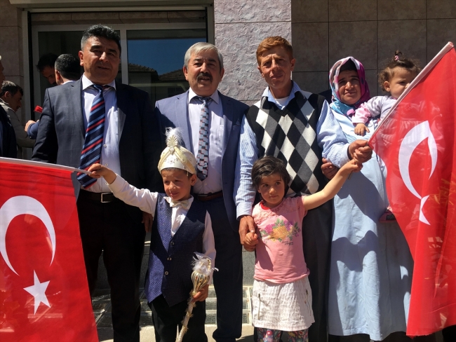 Minik Ömer, sünnet takılarını Mehmetçiğe bağışladı