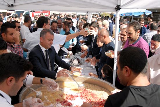 Sur'da binlerce kişiye aşure dağıtıldı
