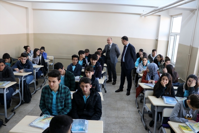 Sur'da teröristlerin tahrip ettiği okullarda eğitime başlandı