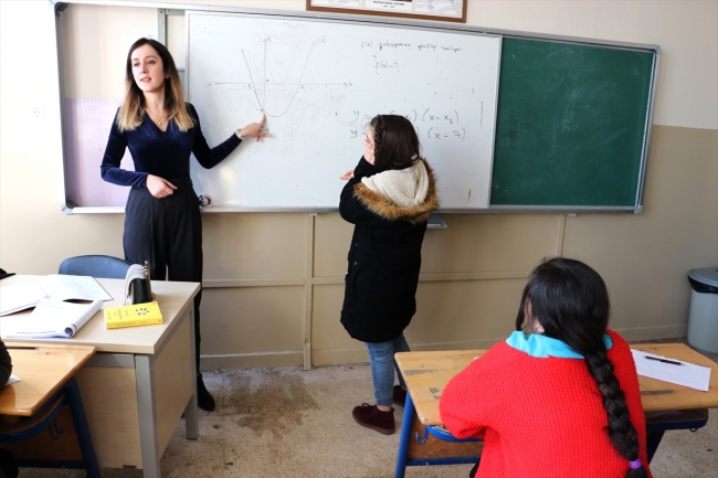 Sur'da teröristlerin tahrip ettiği okullarda eğitime başlandı