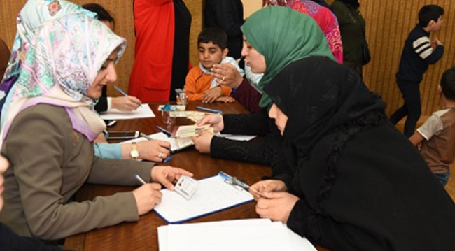 Suriyeli aileler ülkelerine dönmek için uzun kuyruklar oluşturdu