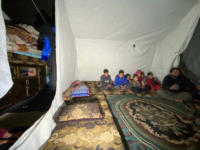 Evinden olan Suriyeli sivillerin kör karanlıktaki yaşamı