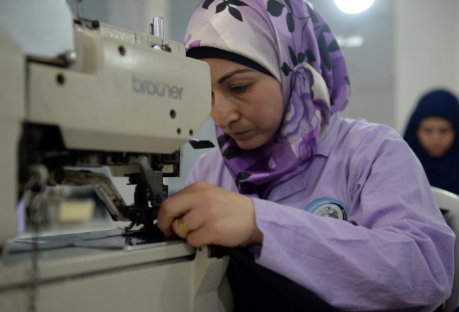 Suriyeli kadınlar tekstil atölyesinde çalışarak yaşamlarını sürdürüyor