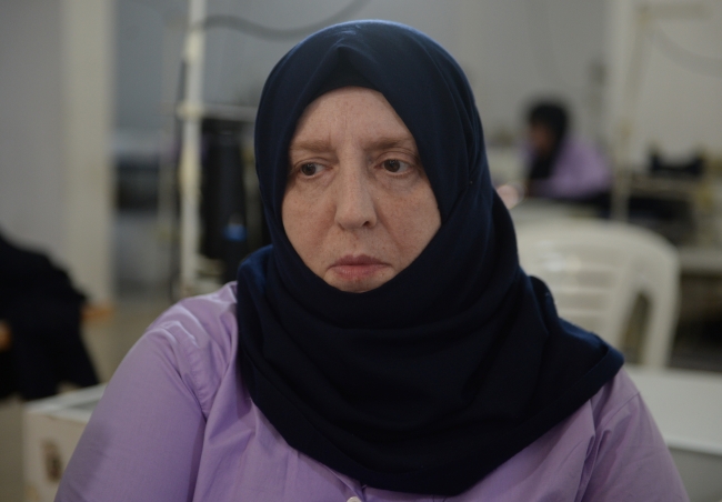 Suriyeli kadınlar tekstil atölyesinde çalışarak yaşamlarını sürdürüyor