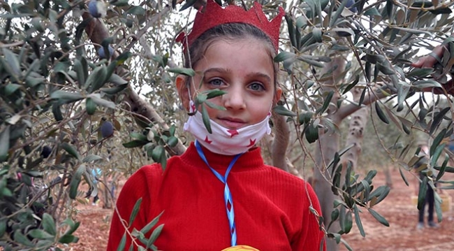 Suriyeli yetim çocuklar barış ve kardeşlik için zeytin topladı