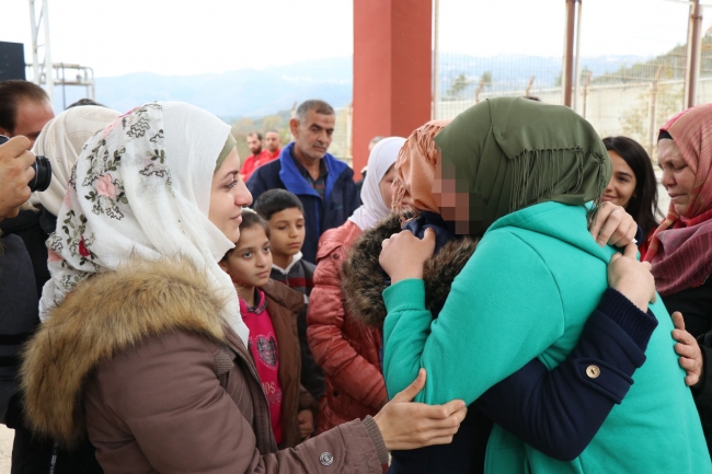 Suriyeli kızın ailesiyle sınırda buluşması duygulandırdı
