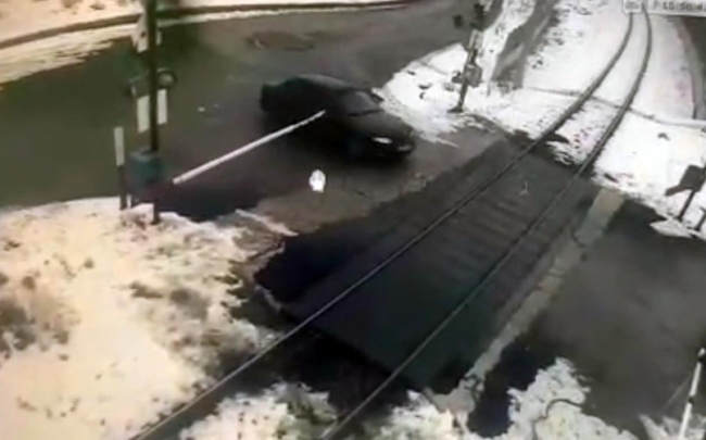 Trenin geçişini beklememek için güvenlik bariyerlerini kırdı