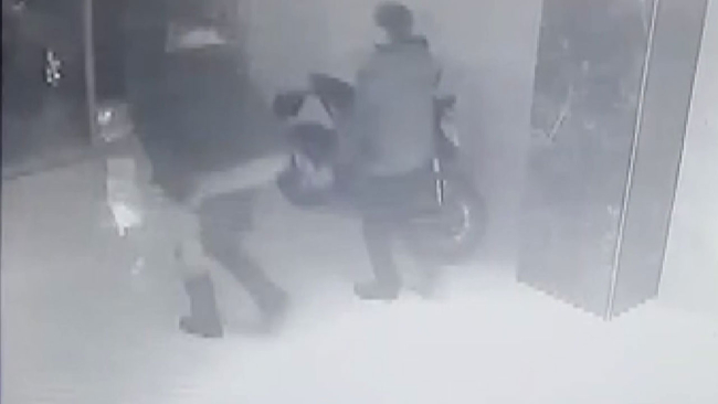 Adana'da sitenin güvenlik görevlisi deprem anında yaşlı kadını 9 kat sırtında taşıdı