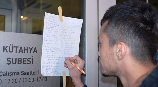 TOKİ'nin satışa çıkardığı konutlar banka önlerinde kuyruk oluşturdu