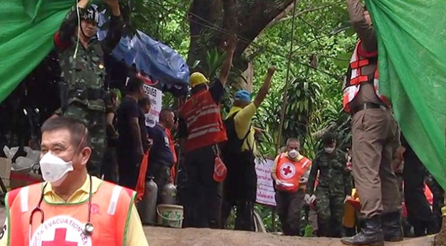 Tayland'da mağarada mahsur kalan çocuklardan 4'ü kurtarıldı