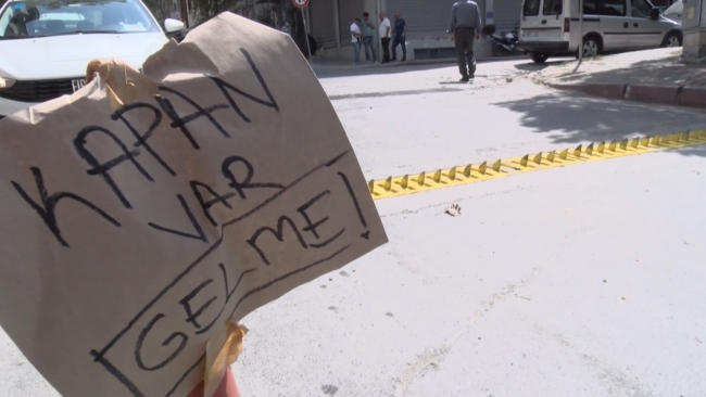 Ters kapana giren onlarca aracın lastiği patladı