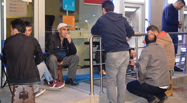 TOKİ'nin satışa çıkardığı konutlar banka önlerinde kuyruk oluşturdu