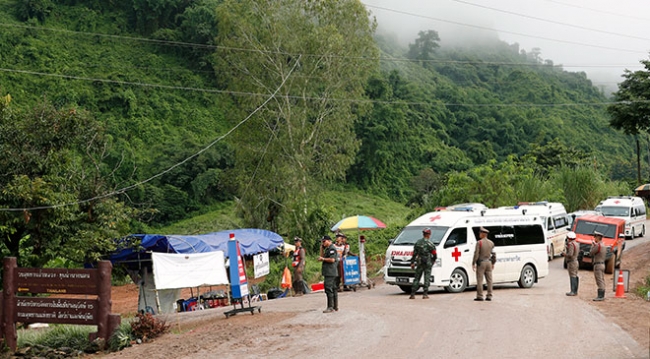 Tayland'da mağarada mahsur kalan çocuklardan 4'ü kurtarıldı