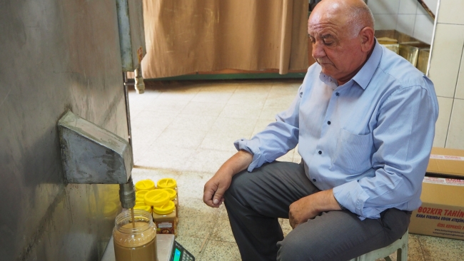 Yarım asırdır susamı taş değirmende tahine dönüştürüyor