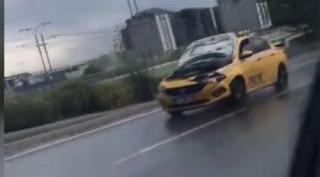 Kaputu açık ilerleyen taksi görenleri şaşırttı