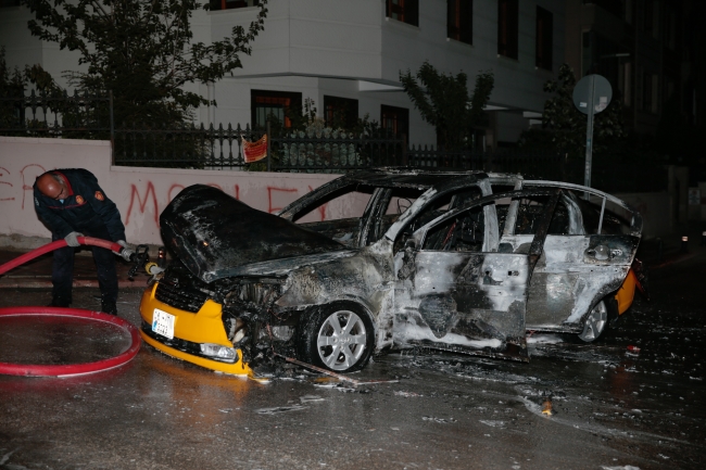 Seyir halindeki taksi alev alev yandı
