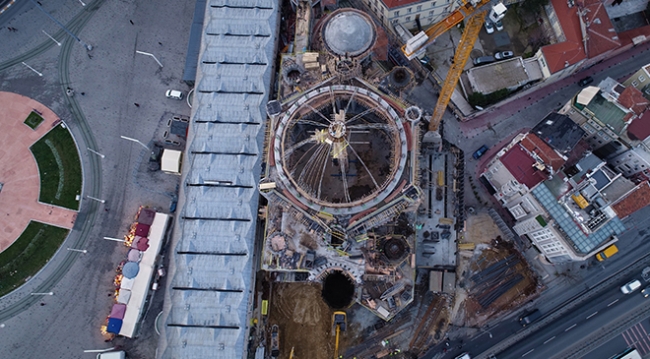 Taksim Camii kubbesine kavuşuyor