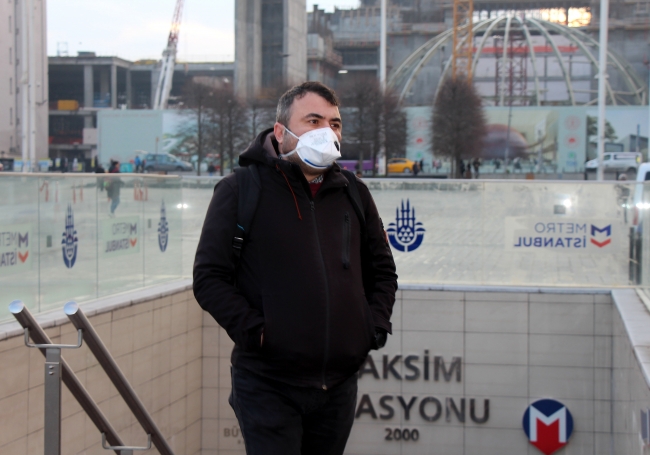 Taksim Meydanı'nda vatandaşların sabah saatlerinde koronavirüsten korunmak için maske taktıkları görüldü - Fotoğraf: DHA