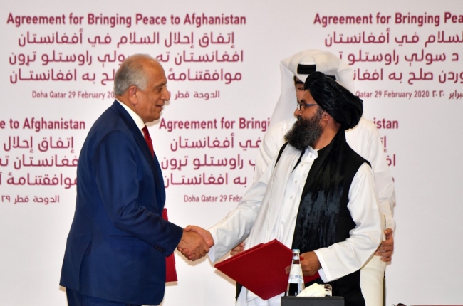 ABD-Taliban barış anlaşmasını Zalmay Halilzad (solda) ile Molla Abdulgani Berader imzaladı. | Fotoğraf: AFP