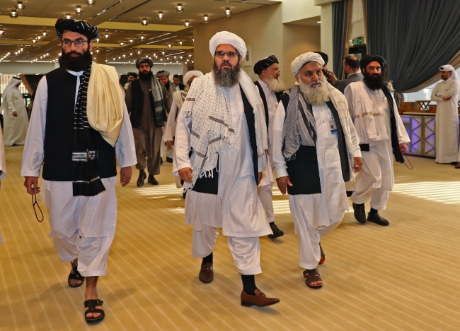 Taliban heyeti barış görüşmelerine katılmak üzere Doha'da. 29 Şubat 2020 | Fotoğraf: AFP