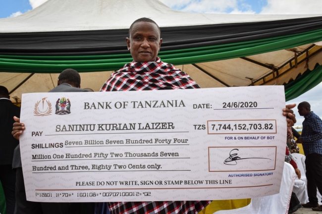 Tanzanyalı madenci Saniniu Kuryan Laizer, bulduğu 2 tanzanit taşından yaklaşık 3,4 milyon dolar kazanmıştı. 24 Haziran 2020 | Fotoğraf: AFP