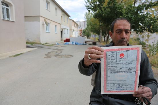 Arsasından geçen yolu çekyatlarla trafiğe kapattı