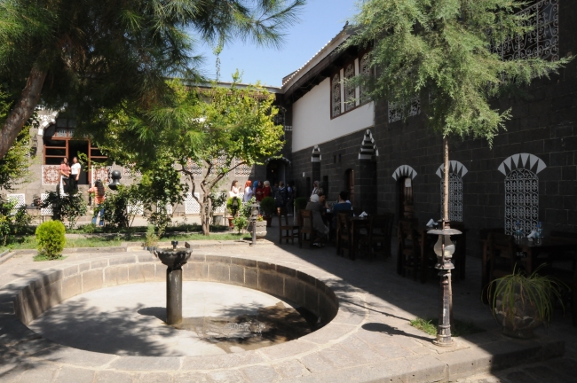 Cahit Sıtkı Tarancı'nın hatırası doğup büyüdüğü evde yaşıyor