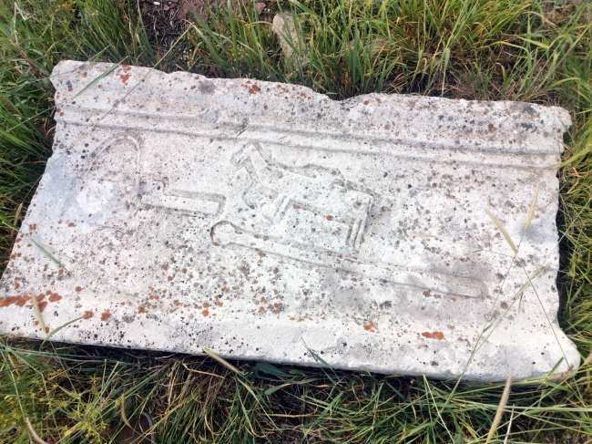 Tarihi atbaşı mezar taşları define avcılarının talanına uğradı